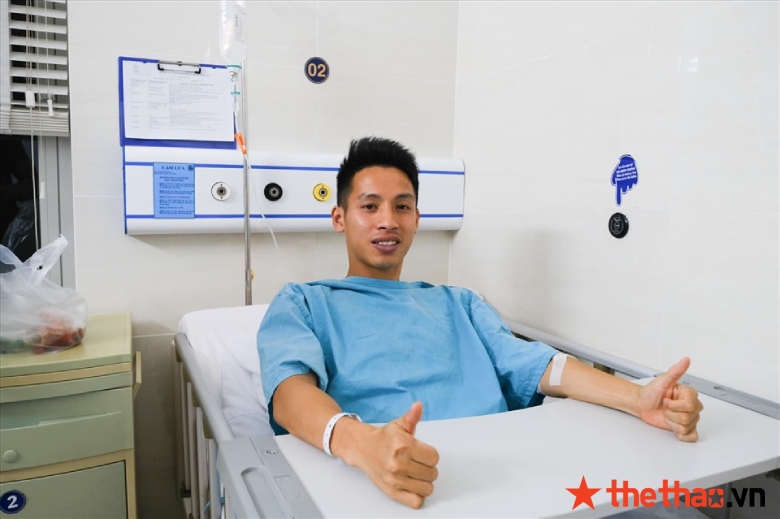 Đỗ Hùng Dũng đã có thể chống nạng đi lại sau phẫu thuật - Ảnh 1
