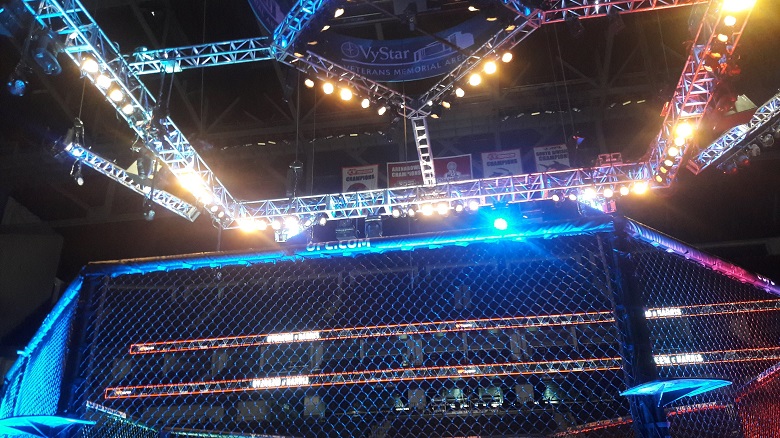 UFC 261: Khán giả đến xem tự chịu trách nhiệm nếu chết vì nhiễm COVID! - Ảnh 1