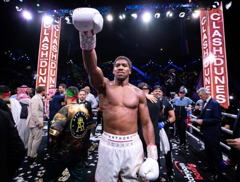 Anthony Joshua đi chơi đá bóng với David Beckham - Ảnh 1