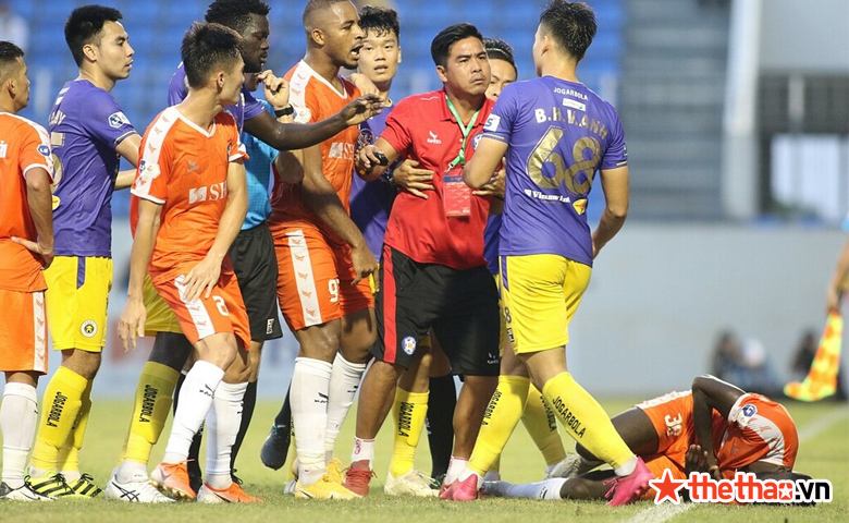 Bùi Hoàng Việt Anh thoát thẻ đỏ sau pha phạm lỗi thô bạo - Ảnh 2