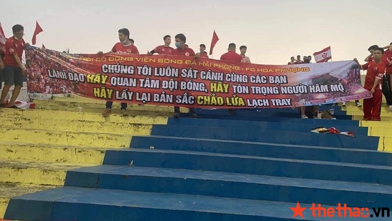 CĐV Hải Phòng tỏ ra rất bức xúc với ông Trần Mạnh Hùng