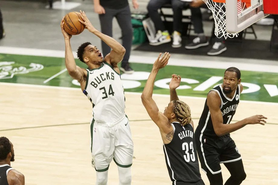 Brooklyn Nets bất lực trước sức mạnh của Á Thần Giannis Antetokounmpo - Ảnh 1