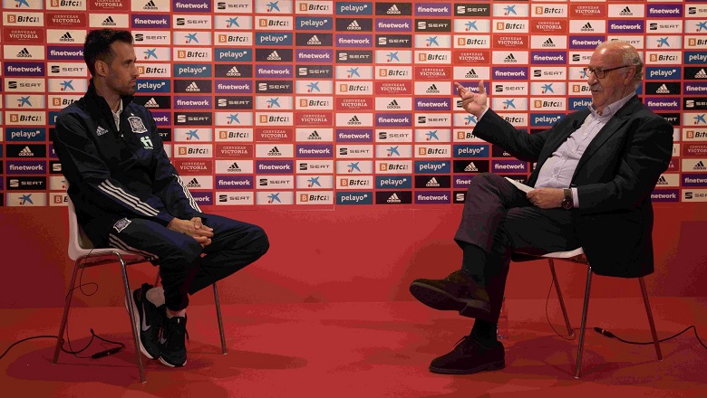 Đối thoại Sergio Busquets - HLV Del Bosque: Thủ lĩnh không còn thầm lặng của Tây Ban Nha - Ảnh 1