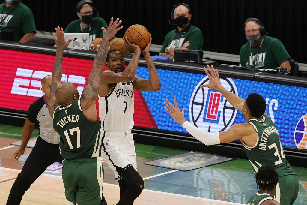 Đôi cánh Giannis-Kris cứu rỗi mùa giải của Milwaukee Bucks sau Game 3 - Ảnh 1