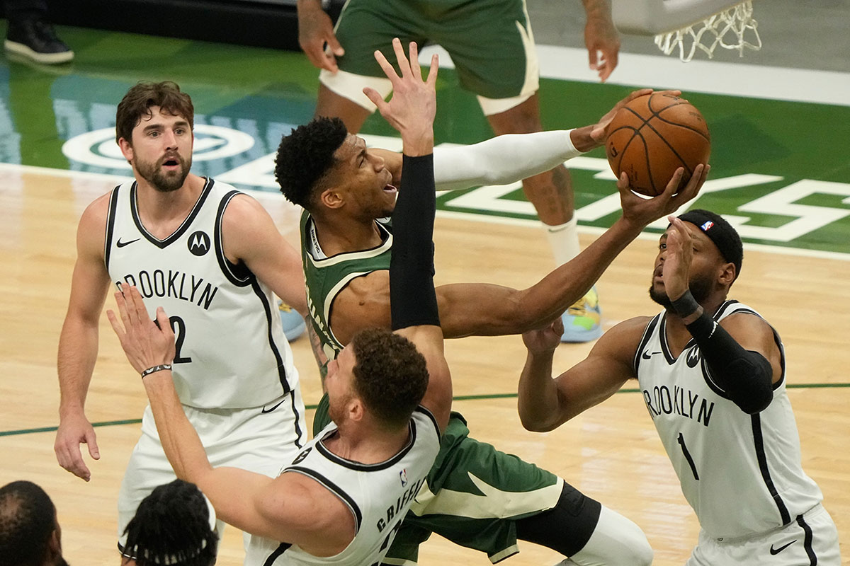 Đôi cánh Giannis-Kris cứu rỗi mùa giải của Milwaukee Bucks sau Game 3 - Ảnh 2