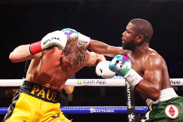 Floyd Mayweather kiếm được 1,5 triệu USD mỗi cú đấm trong trận so găng với Logan Paul - Ảnh 1