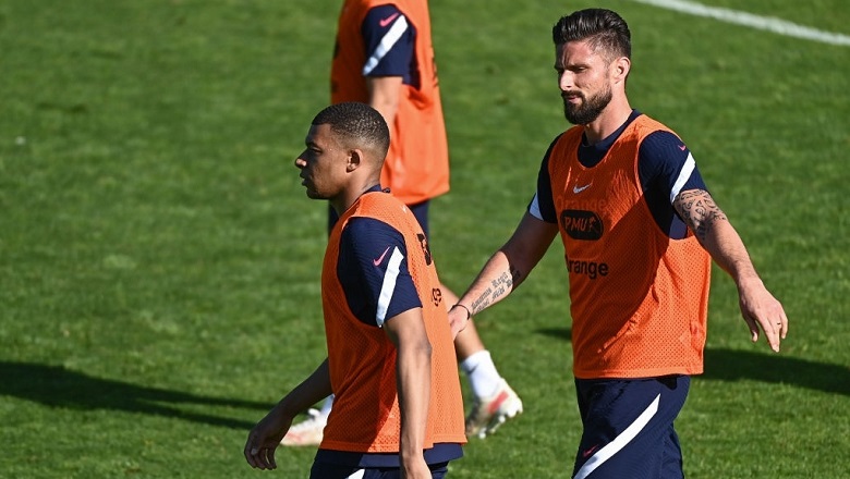 Giroud chủ động làm lành, Mbappe vẫn mặt nặng mày nhẹ - Ảnh 1