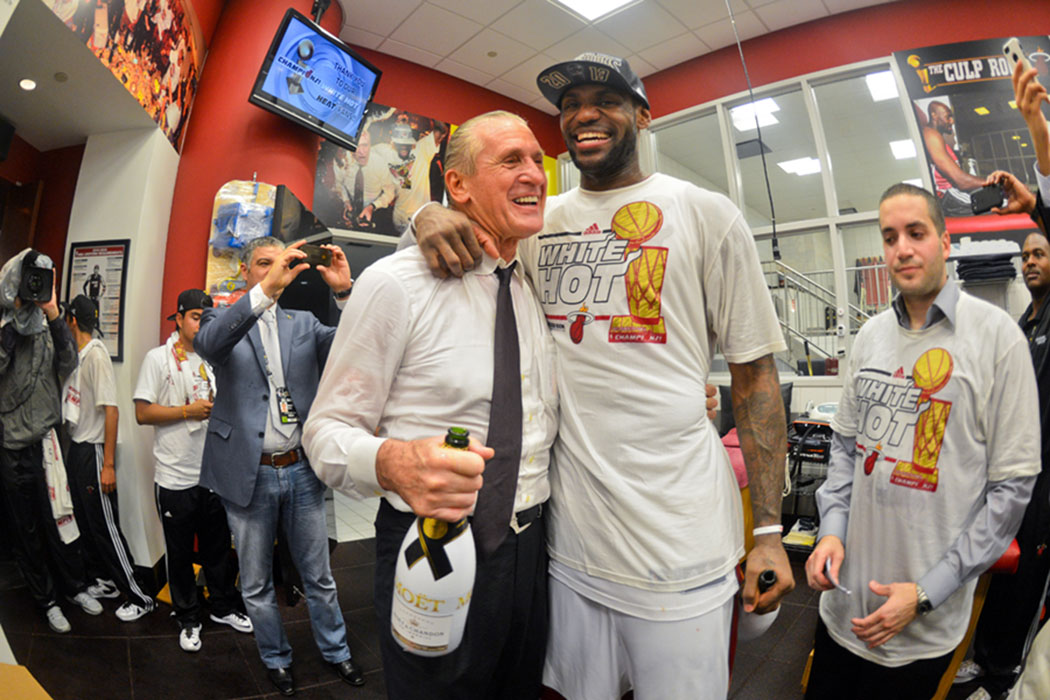 Mời gọi Lebron James, chủ tịch Miami Heat mất hơn nửa tỉ - Ảnh 2