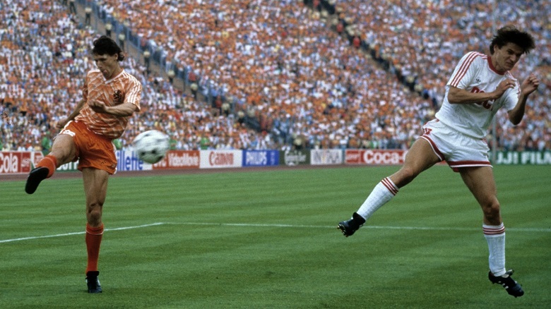 10 khoảnh khắc điên rồ nhất lịch sử EURO: Kiệt tác volley của Van Basten - Ảnh 1