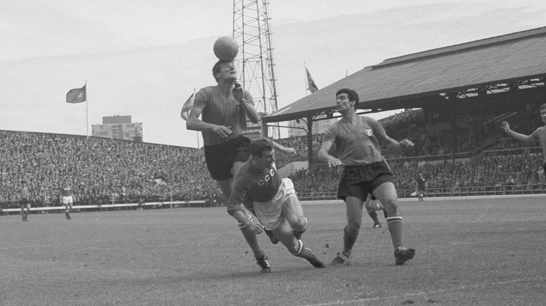 10 khoảnh khắc điên rồ nhất lịch sử EURO: Kiệt tác volley của Van Basten - Ảnh 10