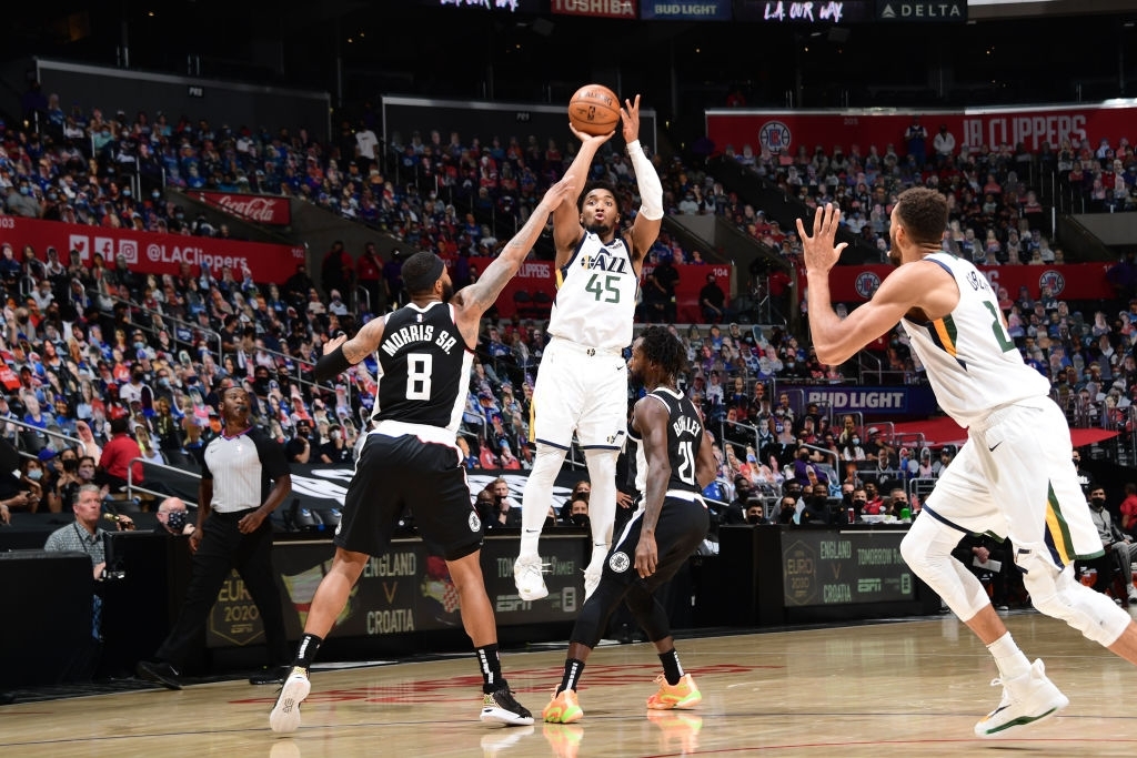 Donovan Mitchell sánh ngang thành tích ném ba của Spash Brothers ở Playoffs - Ảnh 1