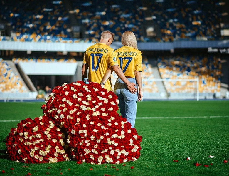 Vợ Zinchenko 'tỏa nắng' trong ngày Ukraine thắng trận lịch sử tại EURO 2021 - Ảnh 1