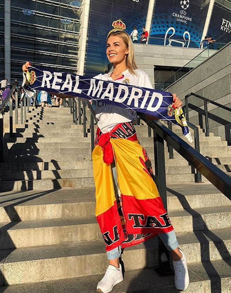 Vợ Zinchenko 'tỏa nắng' trong ngày Ukraine thắng trận lịch sử tại EURO 2021 - Ảnh 13