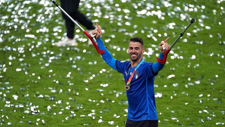 Spinazzola chống nạng xuống sân nâng cúp, được Jorginho cõng ăn mừng XU HƯỚNG 24/7 - TIN TỨC 24H spinazzola chong nang xuong san nang cup duoc jorginho cong an mung 21247 Spinazzola chống nạng xuống sân nâng cúp, được Jorginho cõng ăn mừng - Ảnh 3