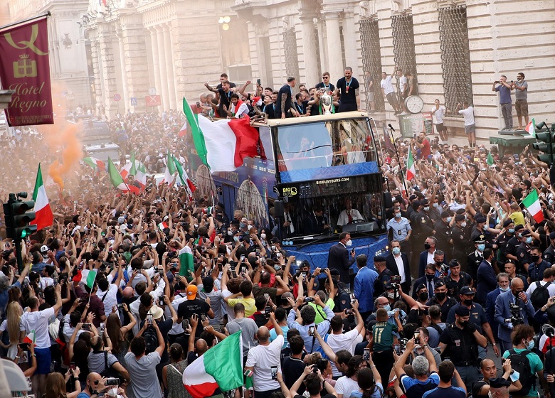 Chùm ảnh: Italia làm lễ mừng công hoành tráng, 'đốt cháy' đường phố Rome - Ảnh 5