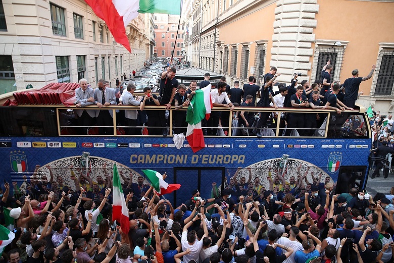 Chùm ảnh: Italia làm lễ mừng công hoành tráng, 'đốt cháy' đường phố Rome - Ảnh 6