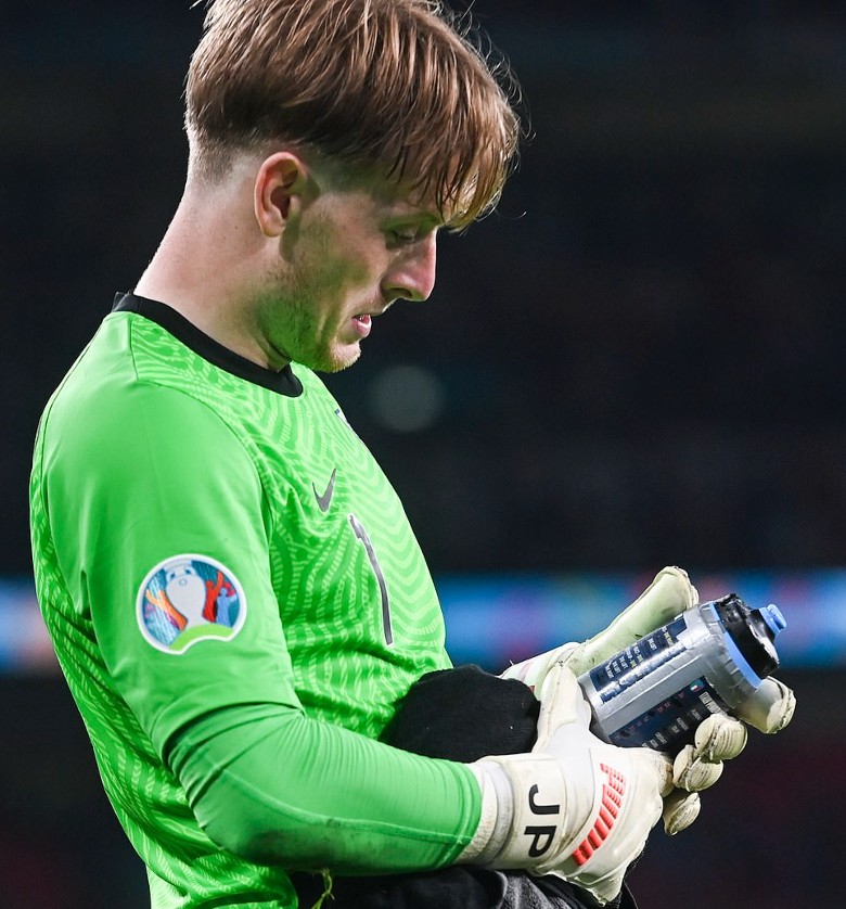 Hé lộ bí quyết giúp Pickford đẩy 2 quả penalty của Italia - Ảnh 1