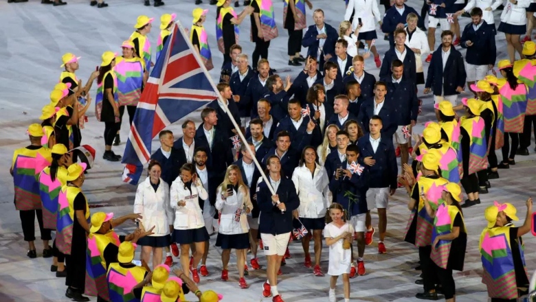 Vì sao mỗi đoàn tham dự Olympic Tokyo 2021 có 2 VĐV cầm cờ? - Ảnh 1