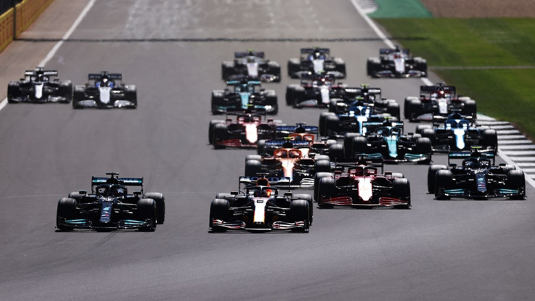 Đâm vỡ xe Verstappen, Hamilton vẫn thắng Grand Prix Anh - Ảnh 1