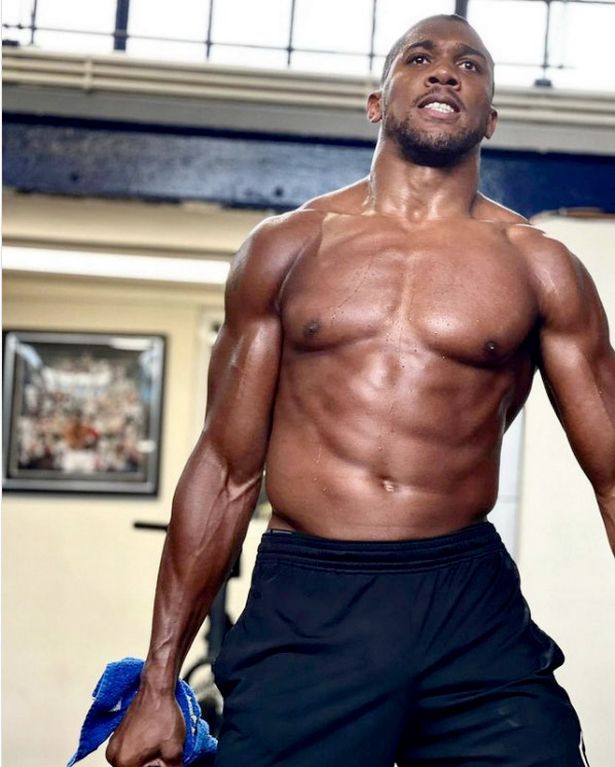 Anthony Joshua khoe cơ bắp trước trận đấu với Oleksandr Usyk - Ảnh 1