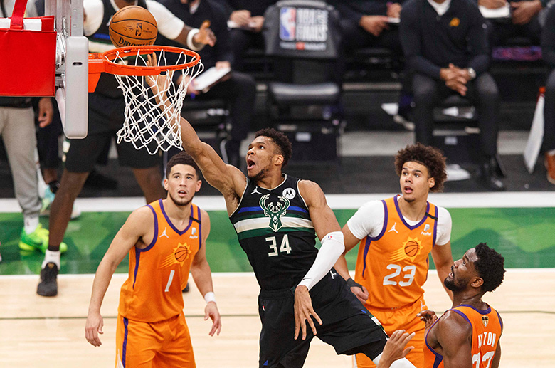 'Vị thần sức mạnh' Giannis Antetokounmpo đưa Milwaukee Bucks lên ngôi vô địch NBA - Ảnh 1