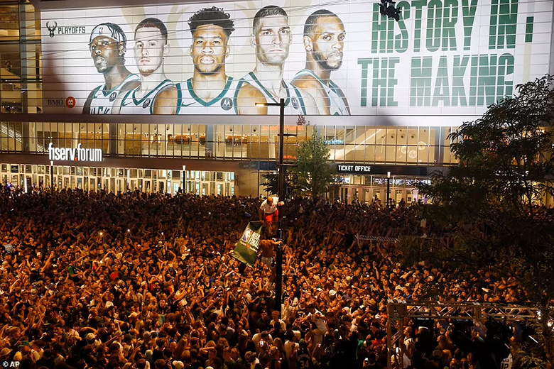 Hai cảnh sát bị thương trong vụ nổ súng giữa lẽ ăn mừng chức vô địch NBA của Milwaukee Bucks - Ảnh 1
