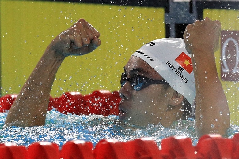 Nguyễn Huy Hoàng và Quách Thị Lan cầm chung một quốc kỳ Việt Nam tại lễ khai mạc Olympic Tokyo 2021 - Ảnh 2