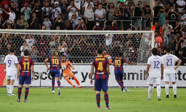 Ronaldinho tỏa sáng trong trận Siêu kinh điển của các huyền thoại - Ảnh 2
