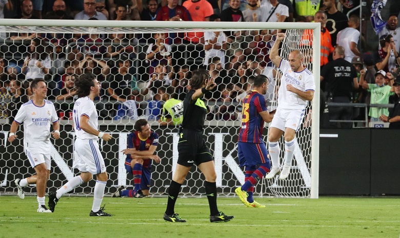 Ronaldinho tỏa sáng trong trận Siêu kinh điển của các huyền thoại - Ảnh 5