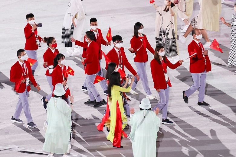 Nguyễn Huy Hoàng, Quách Thị Lan giương cao lá cờ Việt Nam trong lễ khai mạc Olympic Tokyo 2021 - Ảnh 7