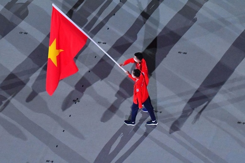 Nguyễn Huy Hoàng, Quách Thị Lan giương cao lá cờ Việt Nam trong lễ khai mạc Olympic Tokyo 2021 - Ảnh 8