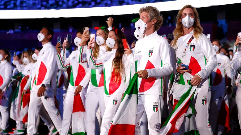 Thảm họa thời trang tại lễ khai mạc Olympic Tokyo 2021: Trang phục 'nhức mắt' của đoàn thể thao Italia - Ảnh 1