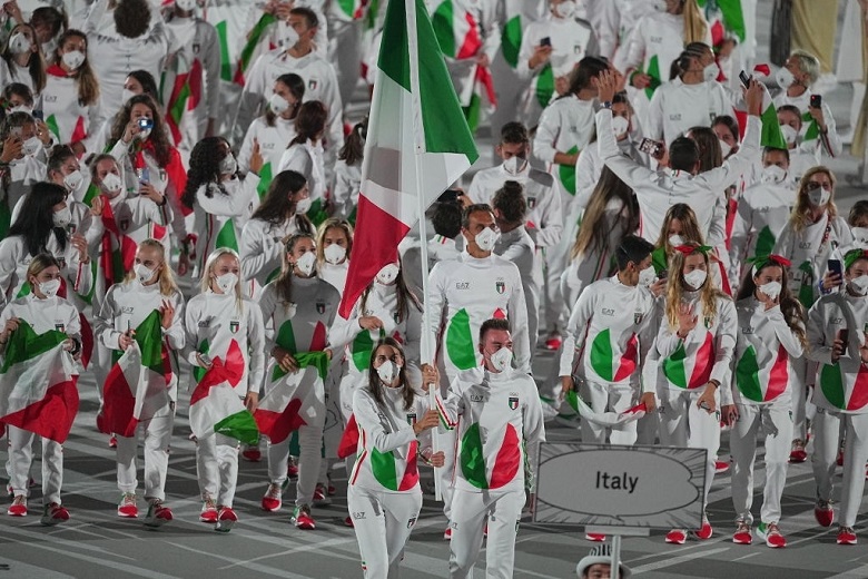 Thảm họa thời trang tại lễ khai mạc Olympic Tokyo 2021: Trang phục 'nhức mắt' của đoàn thể thao Italia - Ảnh 2