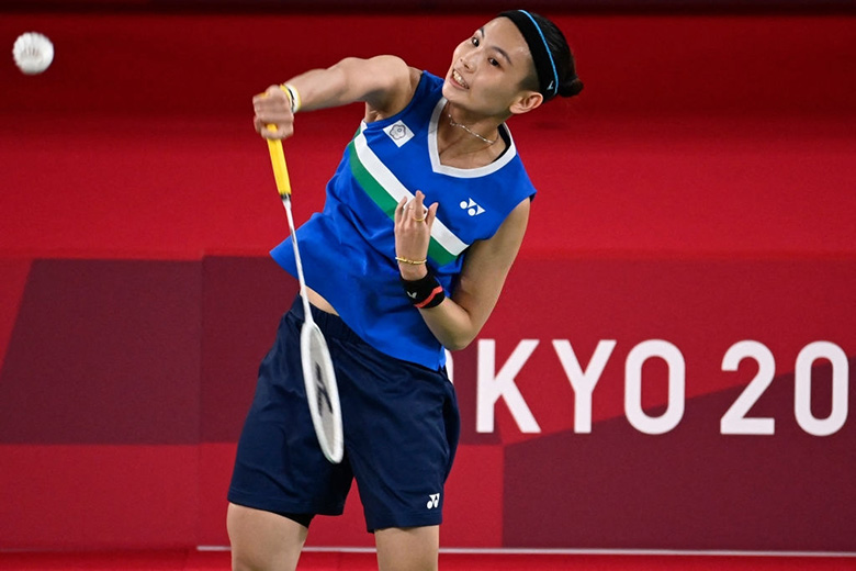 Cầu lông Olympic Tokyo: Đối thủ cơ bắp thế này, chẳng trách Thùy Linh không thể đọ sức nổi - Ảnh 1