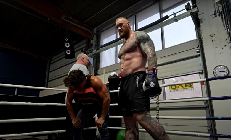 'Thor' Hafthor Bjornsson đấm gục một youtuber chỉ với 60% sức mạnh - Ảnh 1