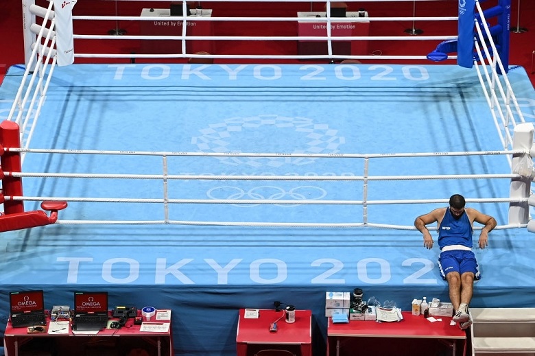 Quyền Anh Olympic Tokyo 2021: Bị xử thua, võ sĩ Pháp đấm máy quay, ngồi lì một chỗ biểu tình - Ảnh 2