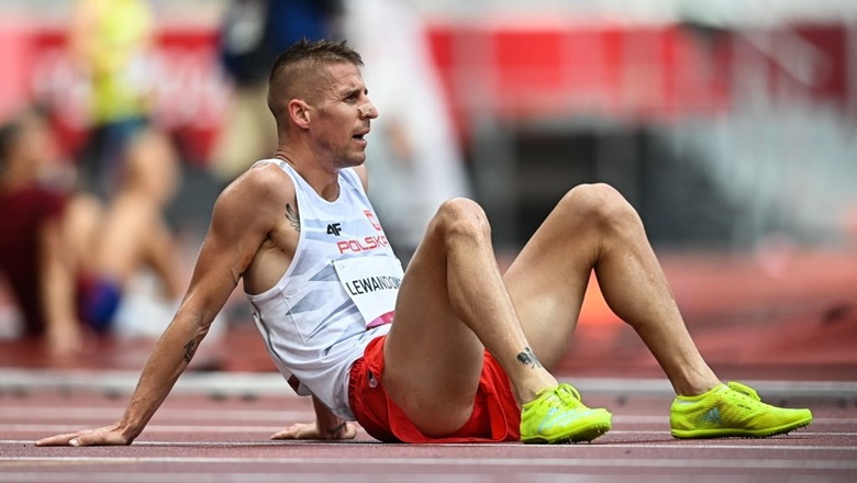 Olympic Tokyo 2021: Lewandowski khóc nức nở, được trọng tài cứu vớt khó tin ở phần thi điền kinh 1500m - Ảnh 2