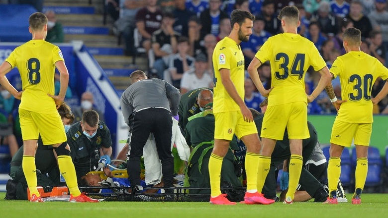 Sao Leicester gãy chân, thở oxy rời sân vì pha bỏ bóng đá người kinh hoàng - Ảnh 1
