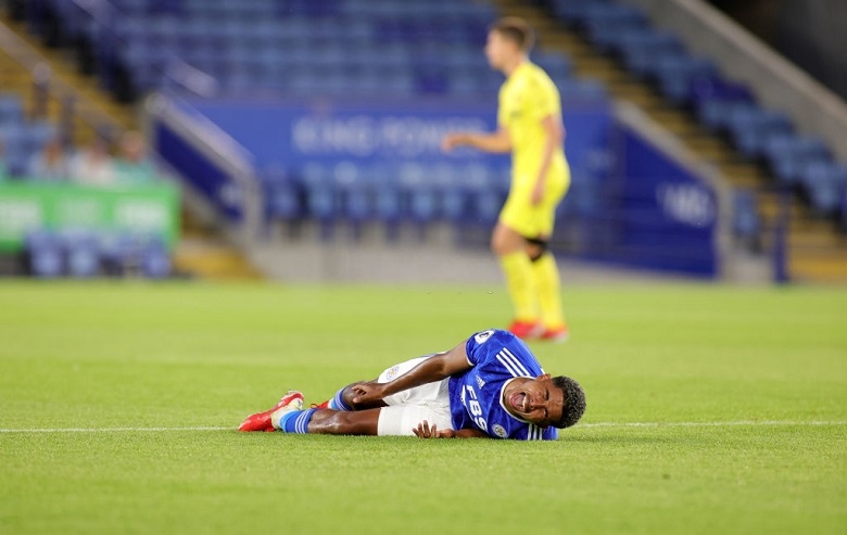Sao Leicester gãy chân, thở oxy rời sân vì pha bỏ bóng đá người kinh hoàng - Ảnh 2