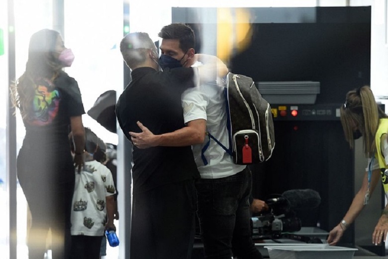 Messi có mặt ở sân bay, đến Paris kiểm tra y tế ngay hôm nay - Ảnh 2