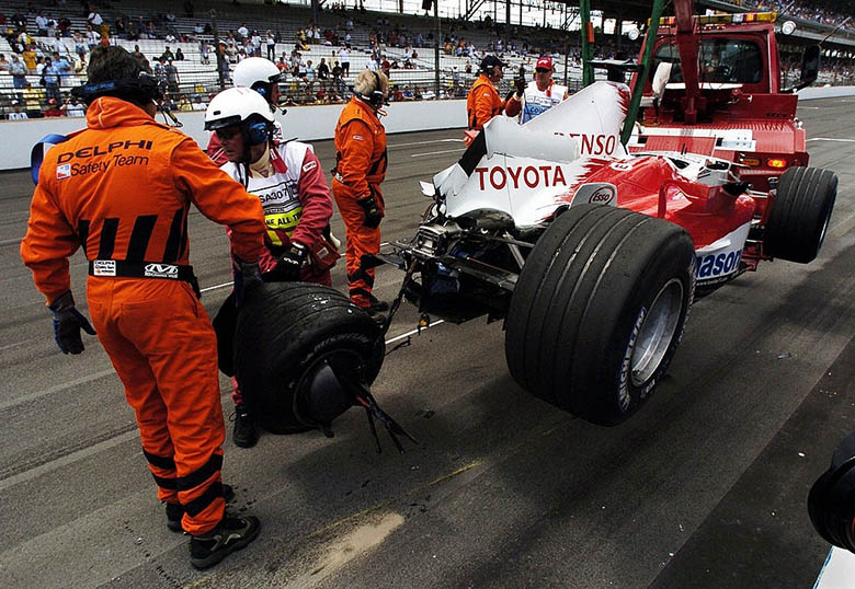 6 Scandal rúng động làng F1 trong 2 thập kỷ qua: Ferrari thiên vị Schumacher lộ liễu, Bỉ tổ chức chặng đua ngắn nhất lịch sử - Ảnh 1