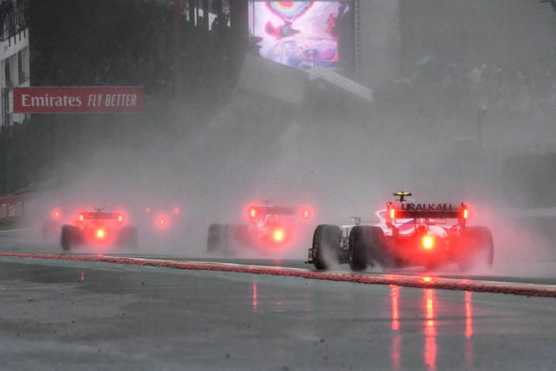 6 Scandal rúng động làng F1 trong 2 thập kỷ qua: Ferrari thiên vị Schumacher lộ liễu, Bỉ tổ chức chặng đua ngắn nhất lịch sử - Ảnh 6