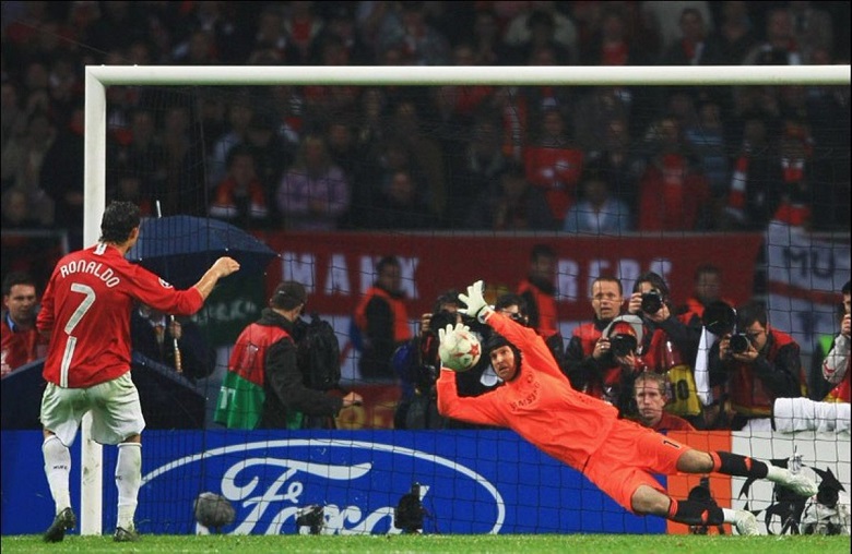 Ferdinand khuyên Bruno nhường đá penalty cho Ronaldo - Ảnh 2