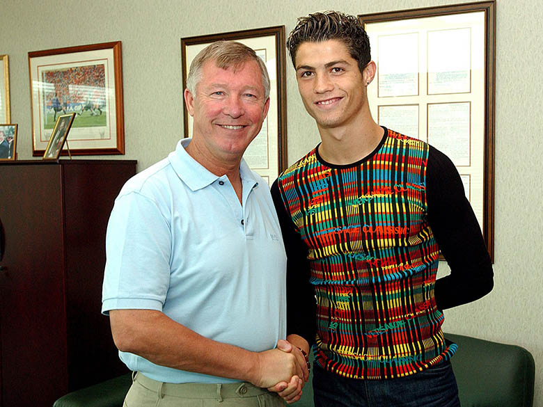 Ronaldo chính thức khoác áo MU, chưa xác nhận áo số 7 - Ảnh 1