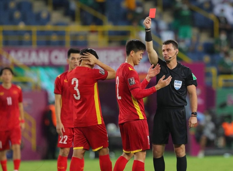 Giảng viên trọng tài FIFA: Tôi không hiểu tại sao Duy Mạnh nhận thẻ vàng - Ảnh 1