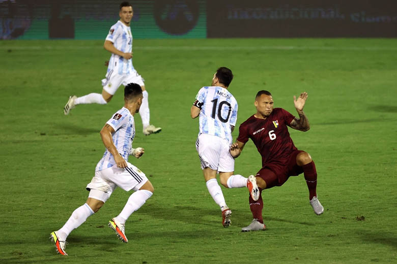 Messi suýt gãy chân khi về đá vòng loại World Cup 2022 cho Argentina - Ảnh 1
