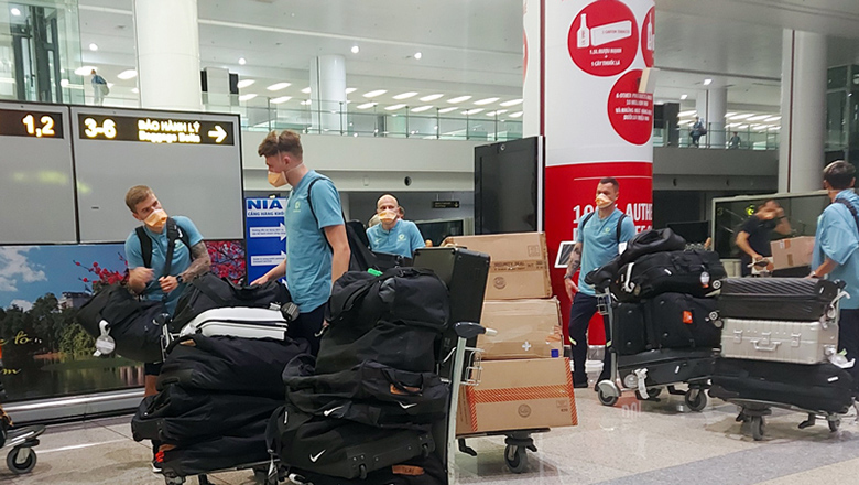 ĐT Australia đặt chân tới Hà Nội, sẵn sàng đấu ĐT Việt Nam - Ảnh 1
