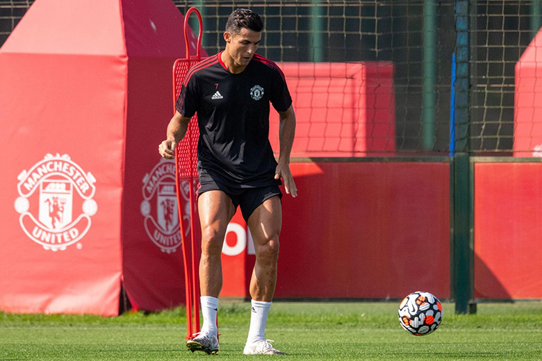 Hoàn thành cách ly, Ronaldo tập buổi đầu tiên cùng MU - Ảnh 8