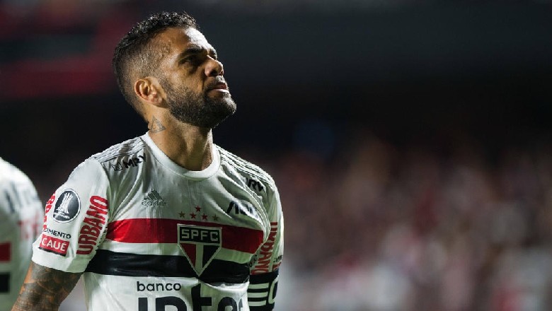 Dani Alves trở thành cầu thủ tự do sau khi bị Sao Paulo thanh lý - Ảnh 1