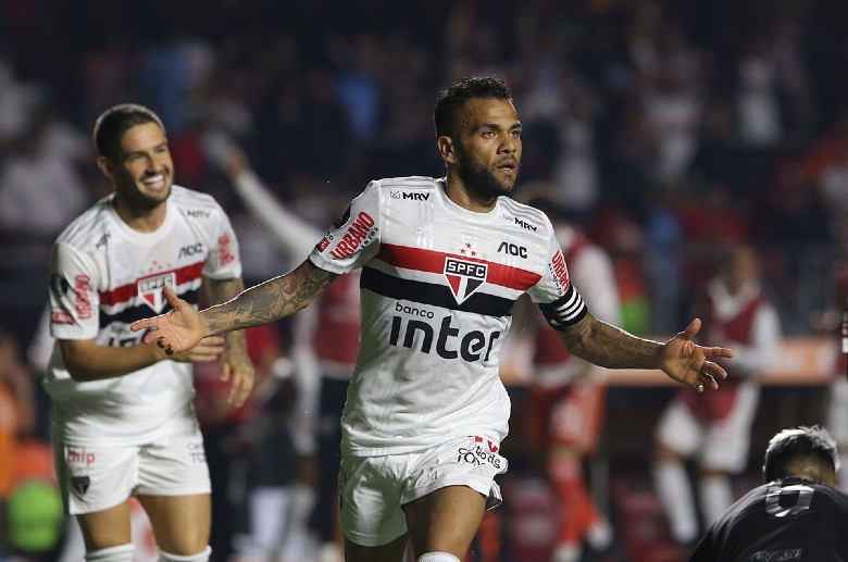 Dani Alves trở thành cầu thủ tự do sau khi bị Sao Paulo thanh lý - Ảnh 2